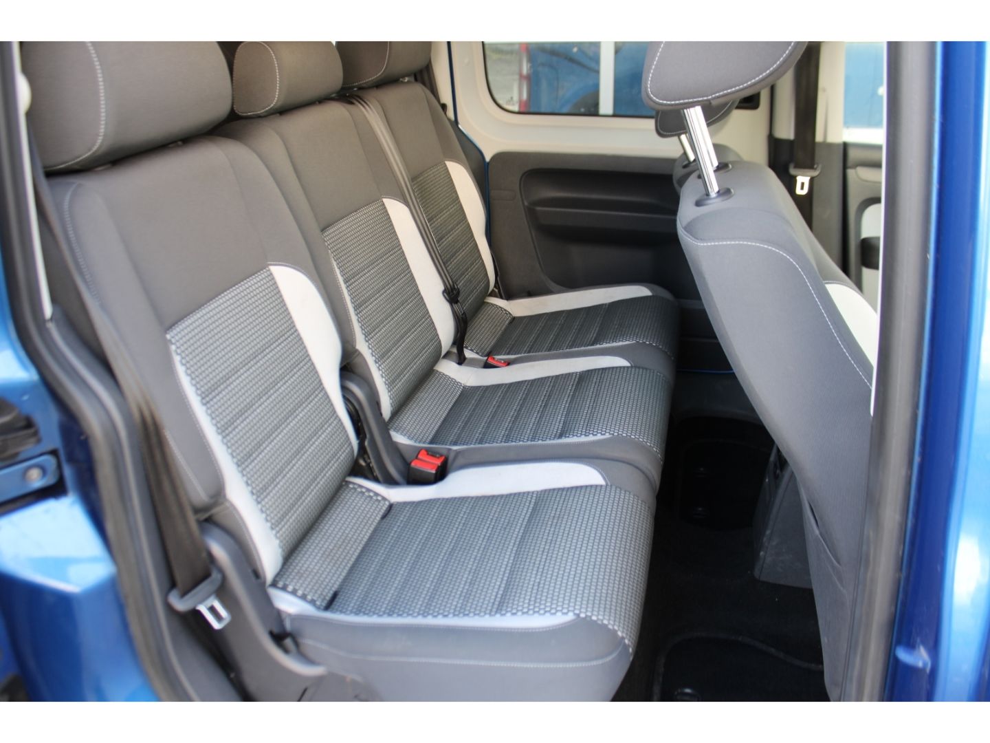 Fahrzeugabbildung Volkswagen Caddy Kombi Cross BMT AHK-abnehmbar Mehrzonenkli