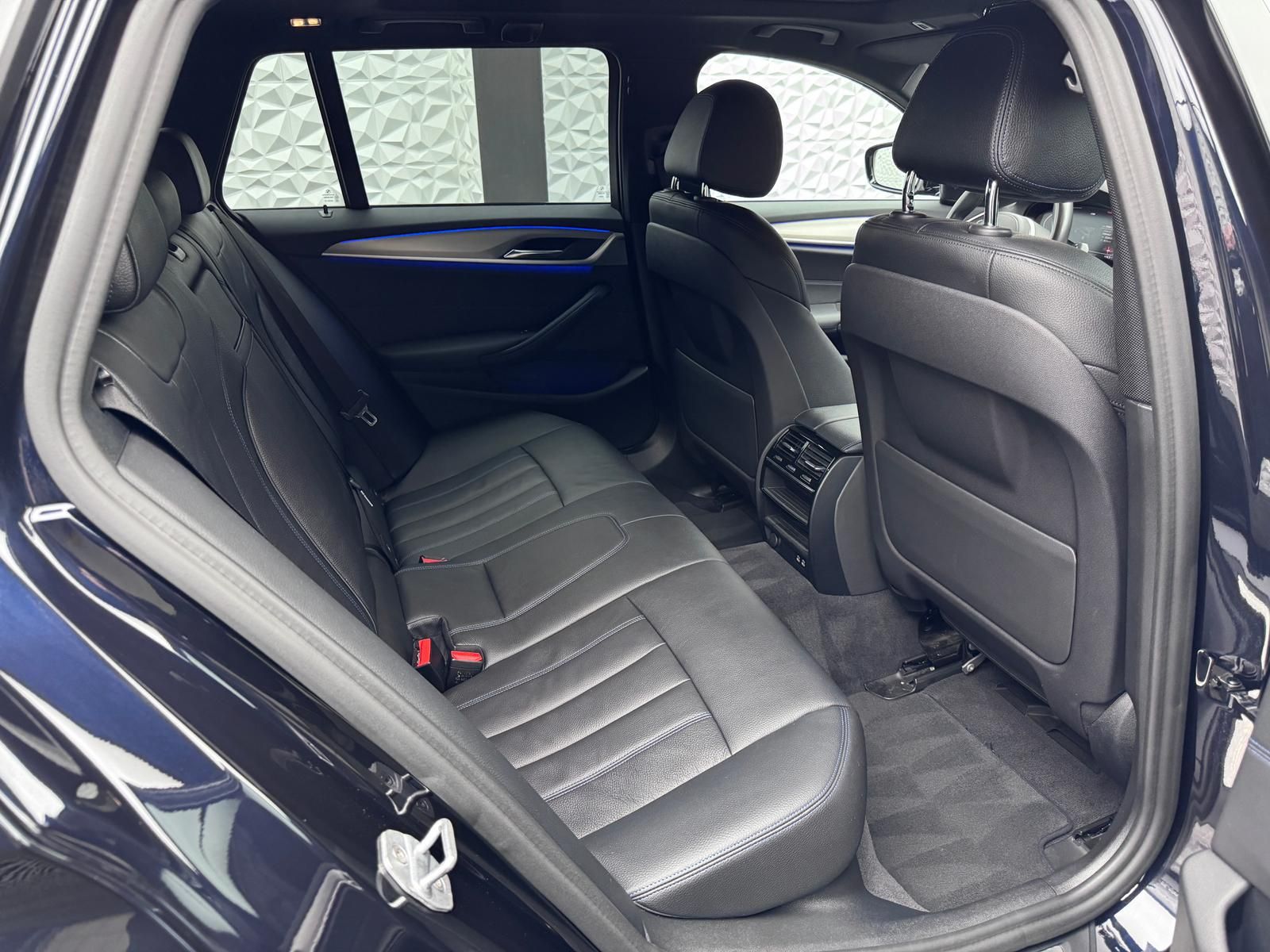 Fahrzeugabbildung BMW 520d M-PAKET/ACC/PANO/HUD/DA+/KEYL/LED/R-CAM/DAB