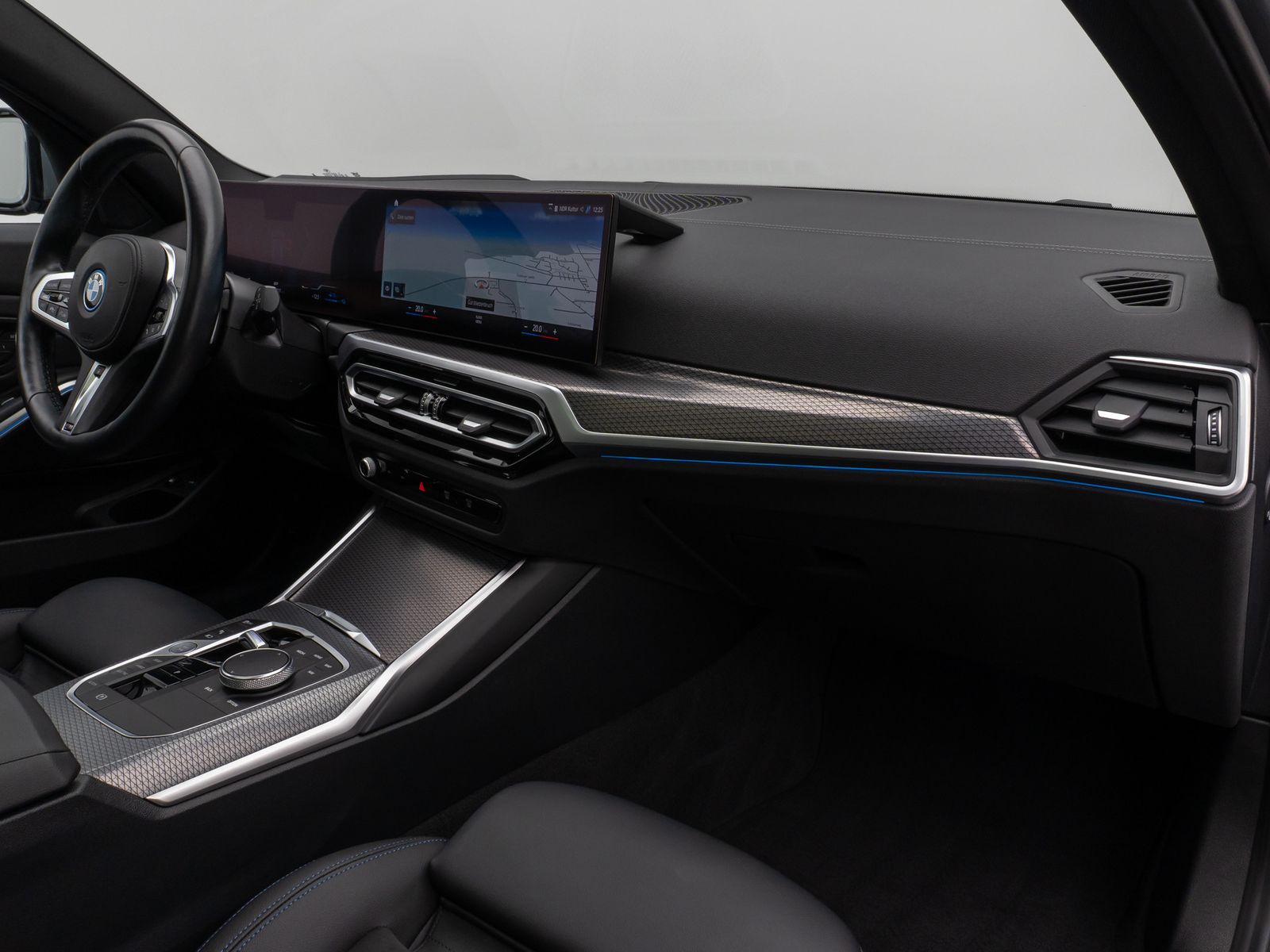 Fahrzeugabbildung BMW 330e M Sport Panorama Kamera HUD DAB HiFi AHK