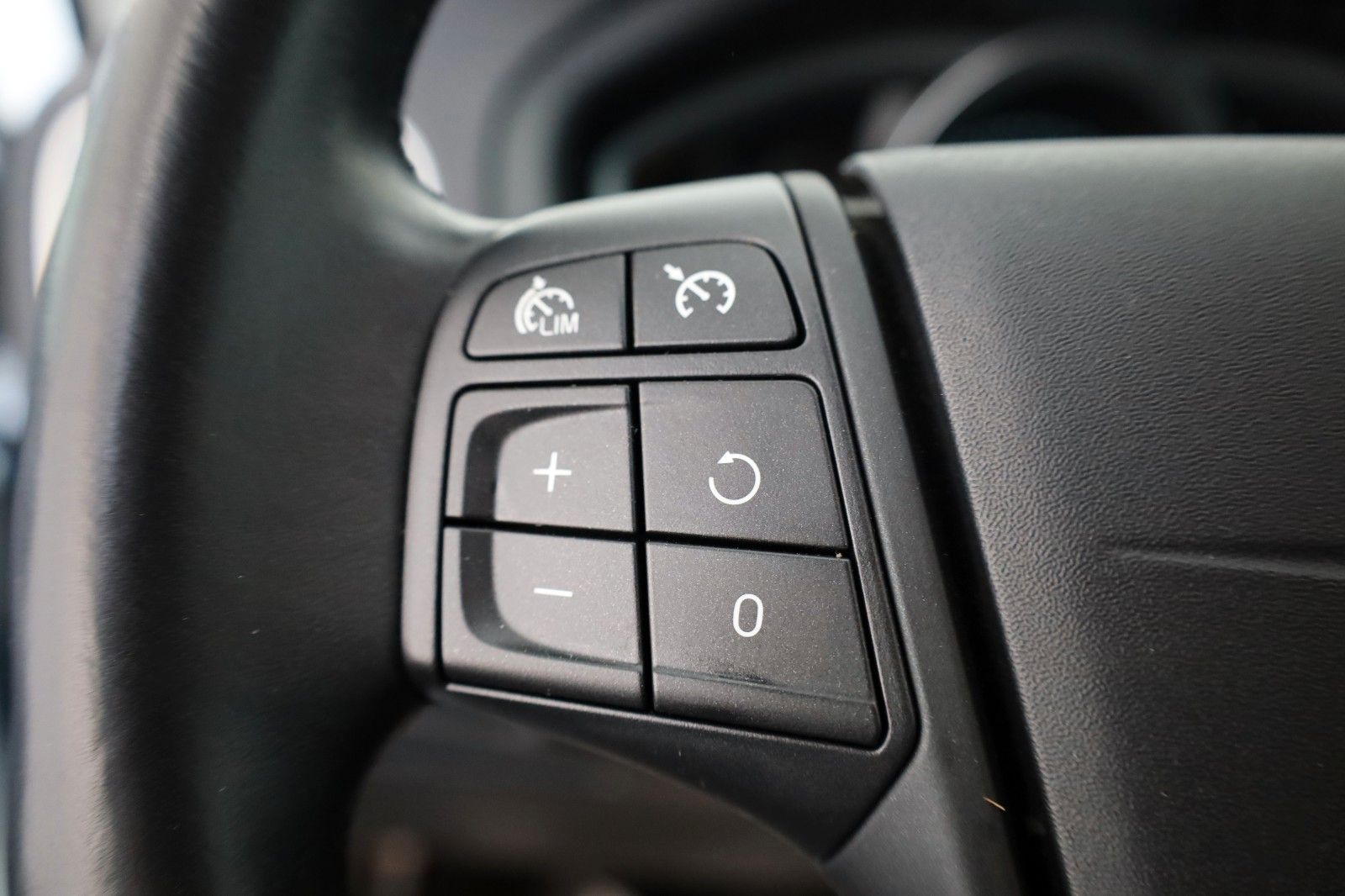 Fahrzeugabbildung Volvo V40 You! Bi-Xenon,SH,PDC,8 fach Aluräder