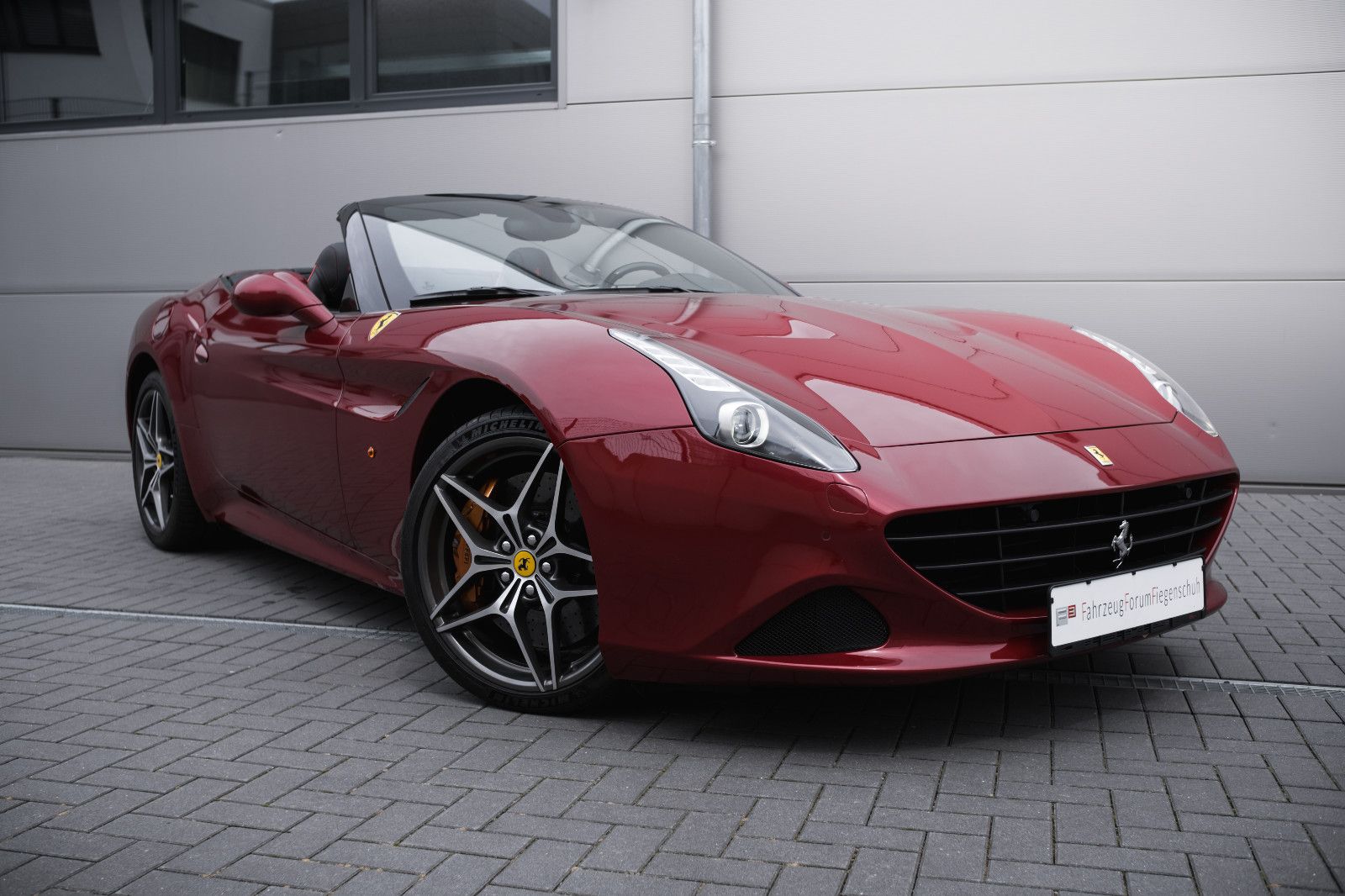 Fahrzeugabbildung Ferrari California T-erst 9.640km-Navigation-