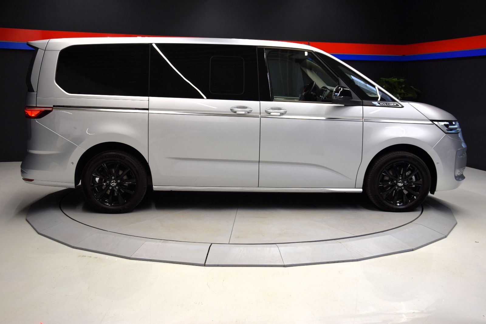 Fahrzeugabbildung Volkswagen T7 Multivan Style lang Pano AHK ACC Sthz NP 75T€