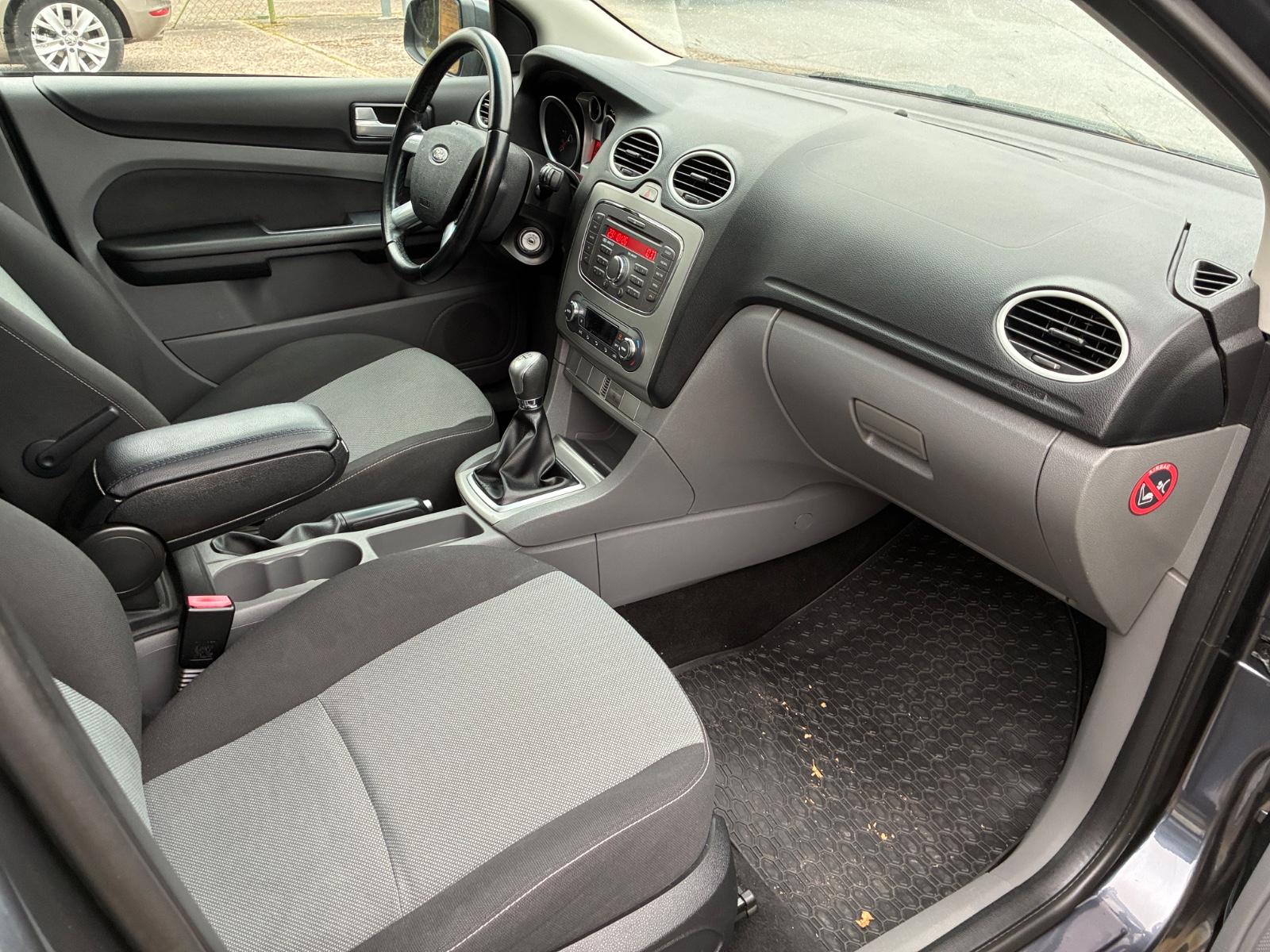 Ford Focus 2010 — photo 8