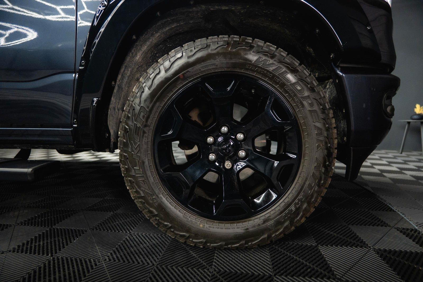Fahrzeugabbildung Dodge RAM 5.7 V8 HEMI 4x4 OFFROAD Night Limited 19%