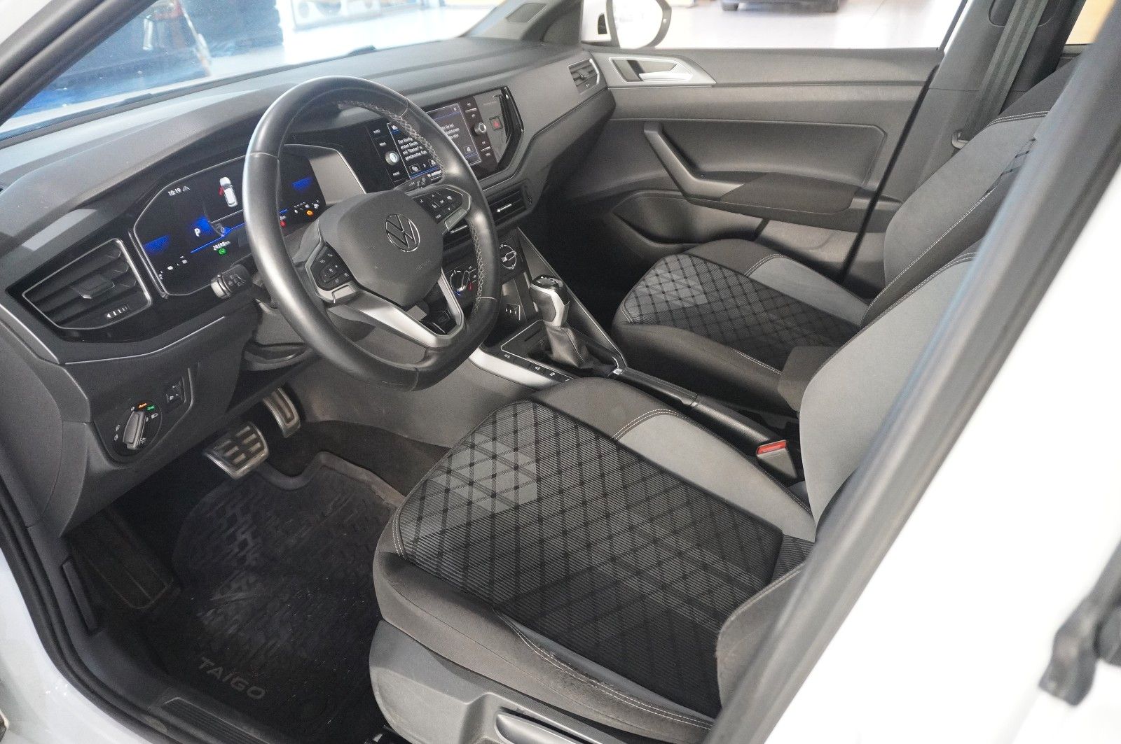 Fahrzeugabbildung Volkswagen Taigo 1.0 TSI R-LINE DSG NAVI/LED/KAMERA/SH/DAB+