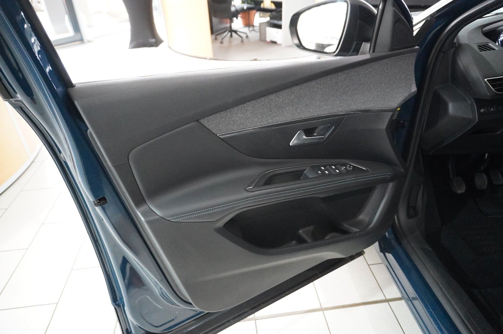 Fahrzeugabbildung Peugeot 3008 1.2T ALLURE PACK NAVI/LED/KAMERA/SH/SPORT