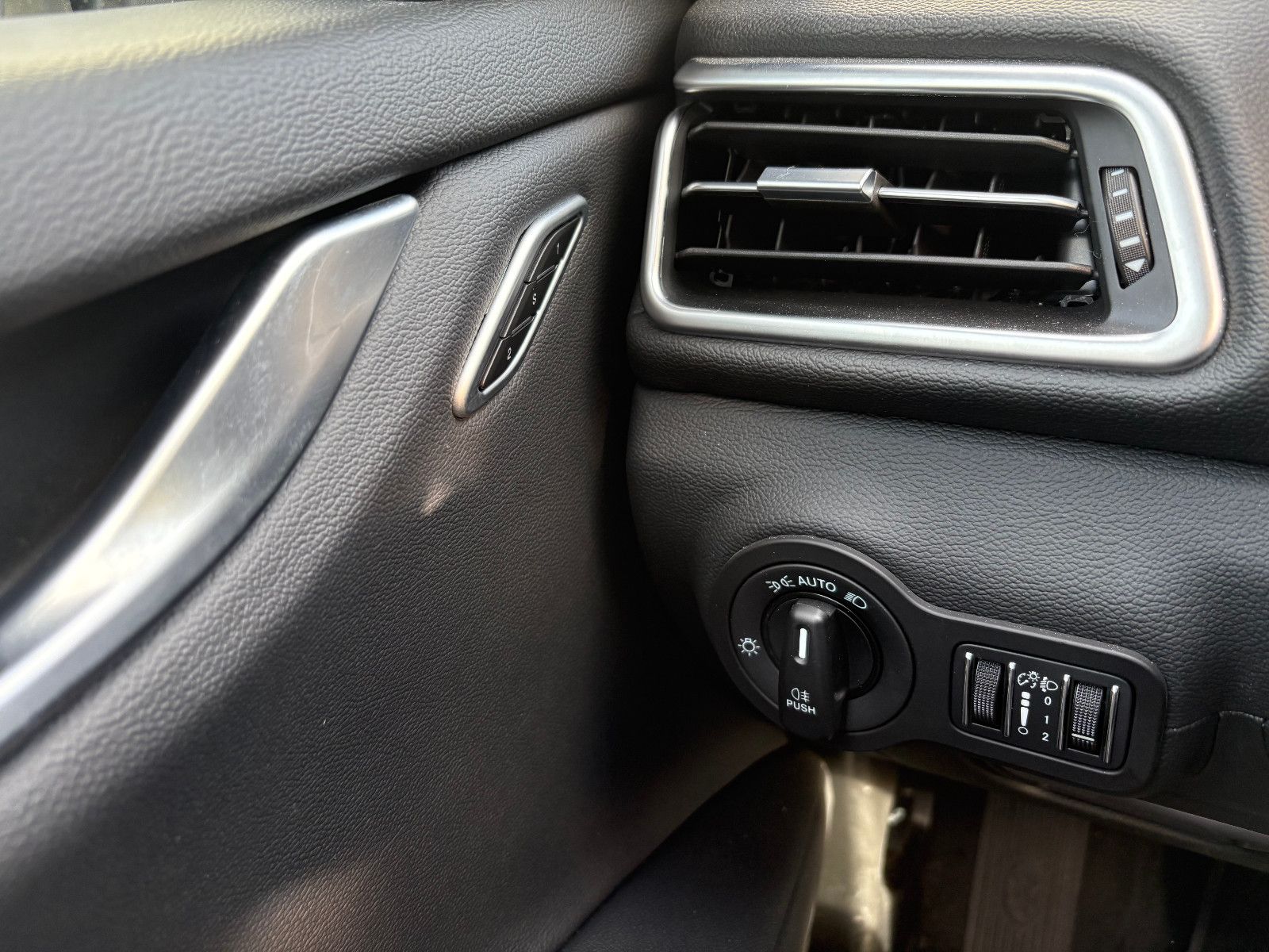 Fahrzeugabbildung Maserati Ghibli Diesel/FACELIFT/KAMERA/NEUES-MODELL