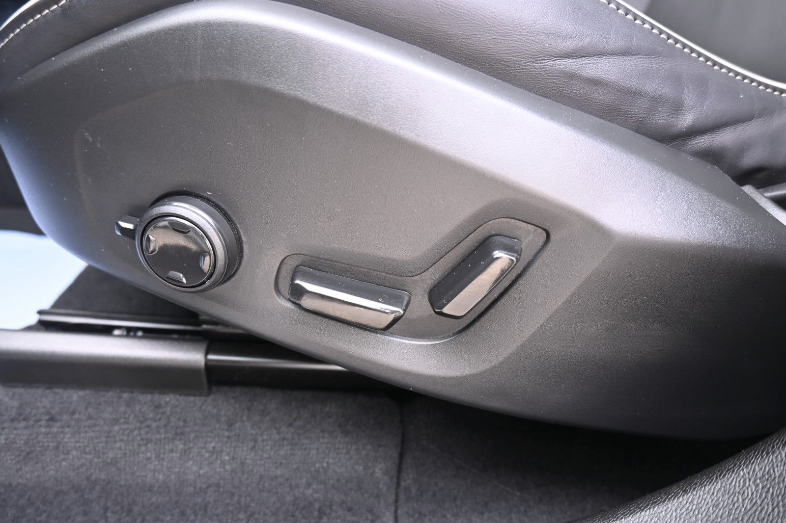 Fahrzeugabbildung Volvo XC60 B4 D Plus Dark*STDHZG*PANO*360°*ACC