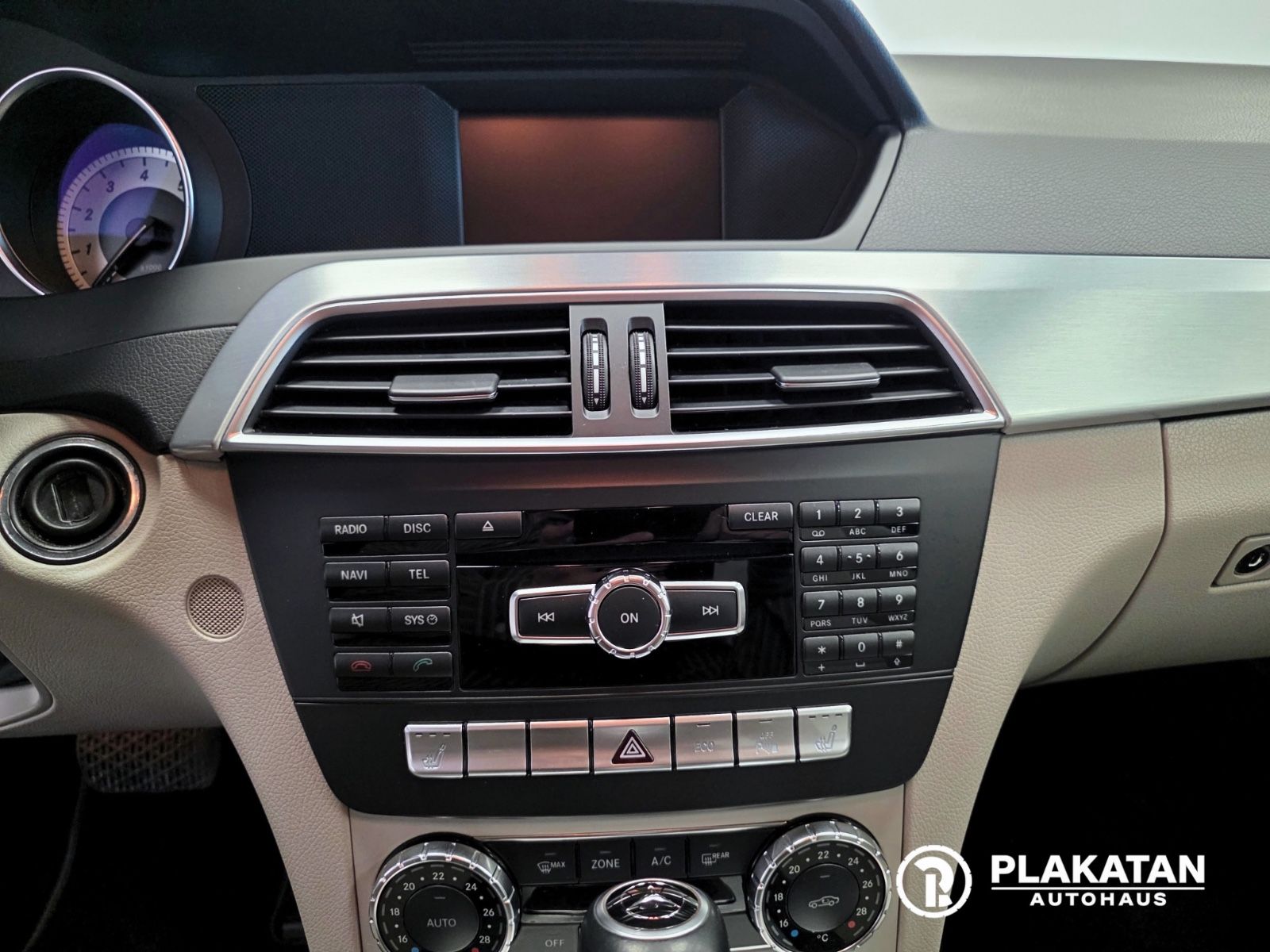 Fahrzeugabbildung Mercedes-Benz C 200 CGI Avantgarde Bi-Xenon AdaptLicht