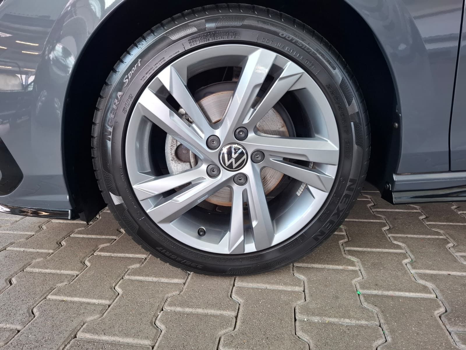 Fahrzeugabbildung Volkswagen Golf VIII Var. R-Line 1.5 eTSI DSG +ACC+Navi+LED