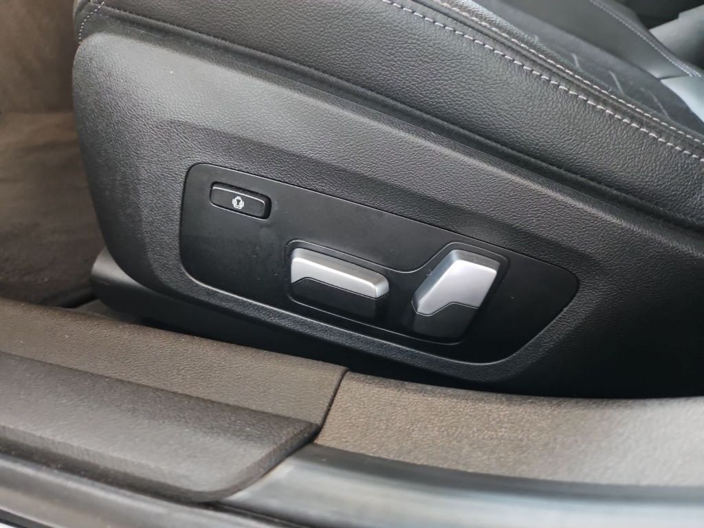 Fahrzeugabbildung BMW 318 i Sport-Line AHK ACC Navi LED SHZ Ambie. KAM
