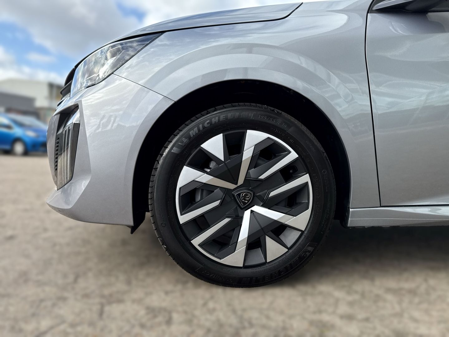 Fahrzeugabbildung Peugeot 208 Style 1.2 PureTech 100 Fahrerprofil DAB SHZ