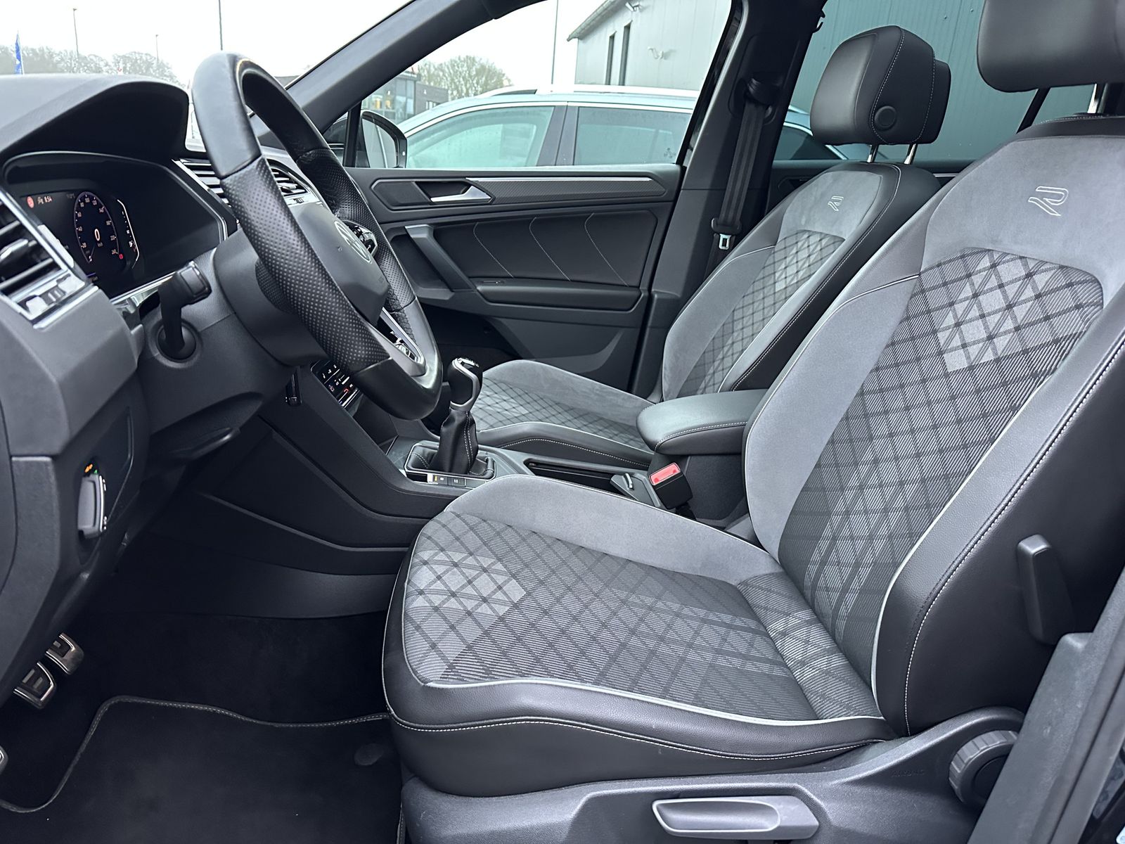 Fahrzeugabbildung Volkswagen Tiguan 2.0 TDI R-Line NAV+LED+AHK+PANO+KAMERA+PP