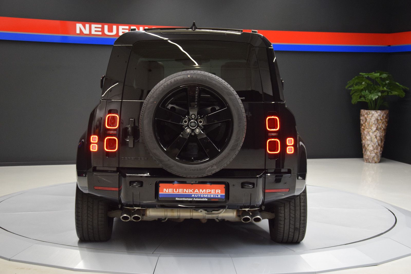 Fahrzeugabbildung Land Rover Defender 110 X-Dynamic HSE 5.0 V8 Pano Matrix