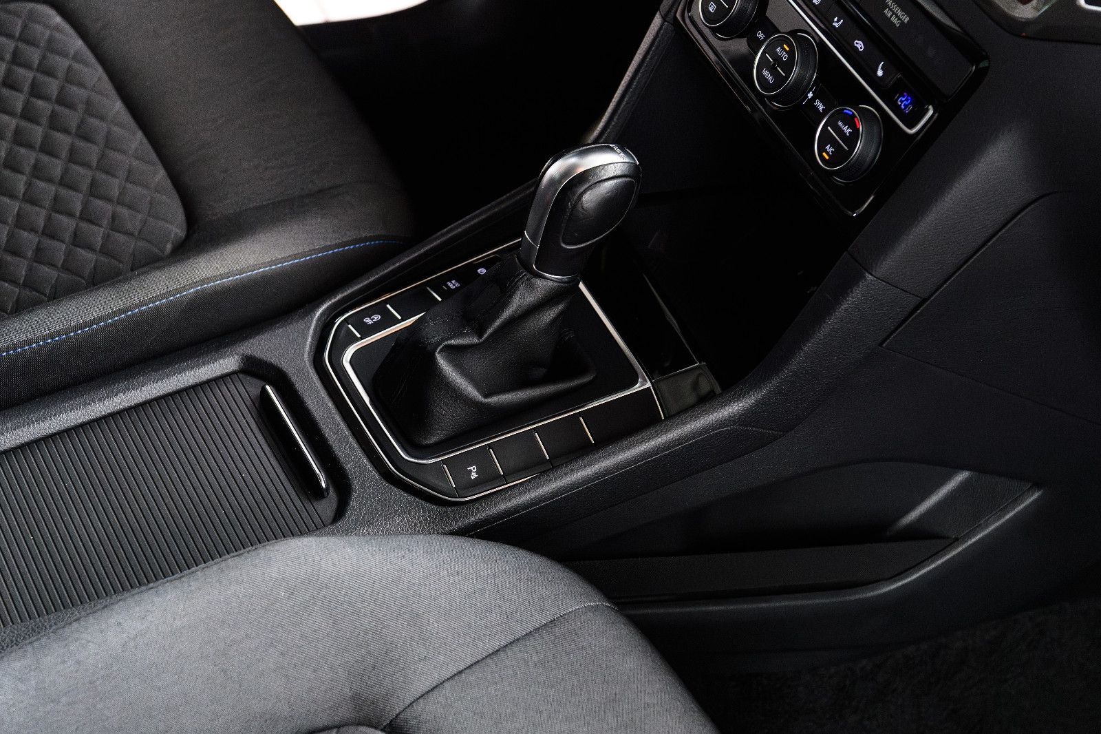 Fahrzeugabbildung Volkswagen Golf Sportsvan+LED+AHK+GJR+SHZ+NAVI+KAMERA