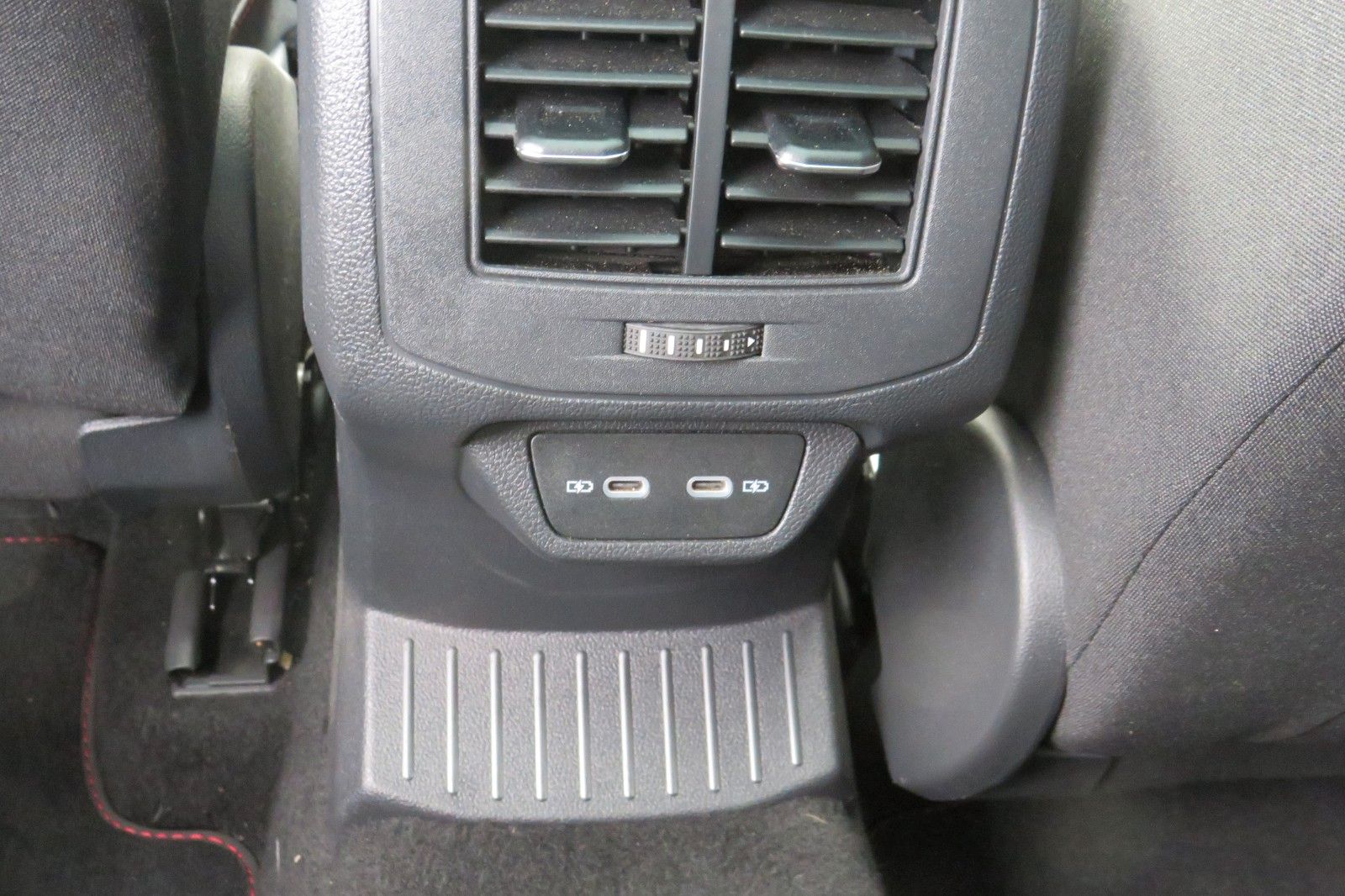 Fahrzeugabbildung Volkswagen T-Roc Sport R-LINE PANO 18`LED NAVI BEATS 1.HD