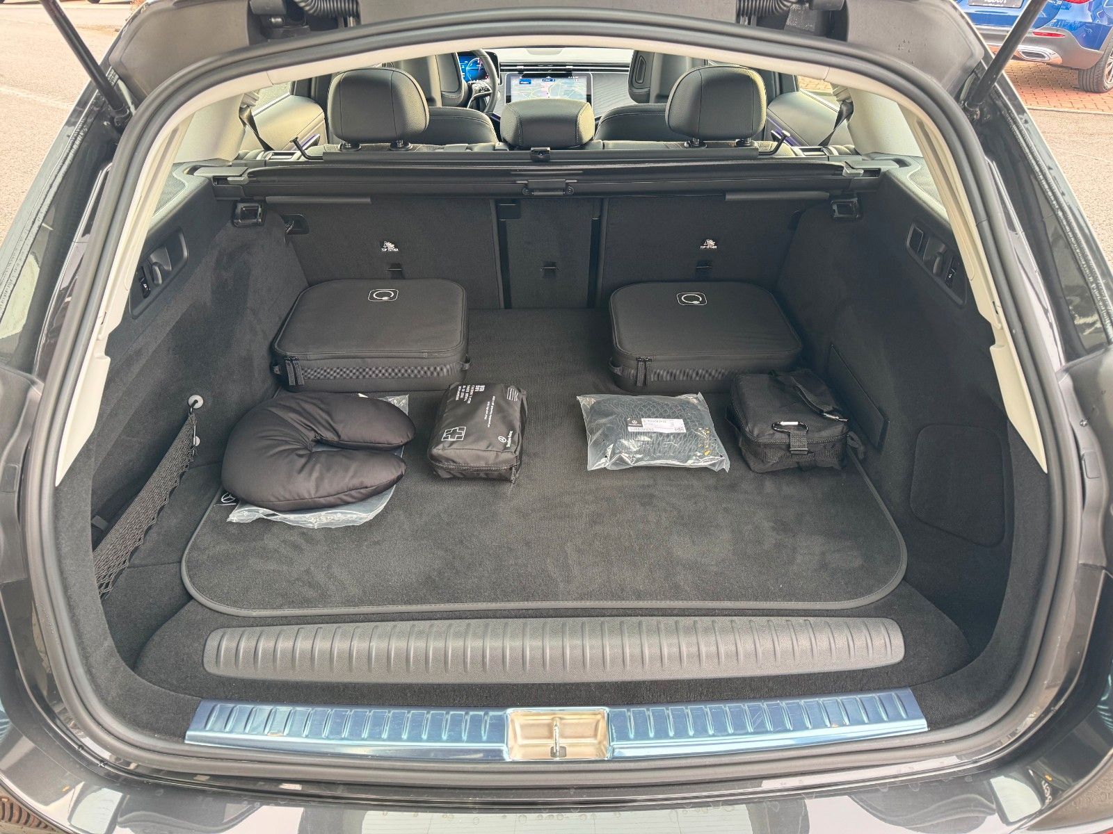 Fahrzeugabbildung Mercedes-Benz E 300de Avantgarde+Pano+AHK+DistrPro+Digital+360