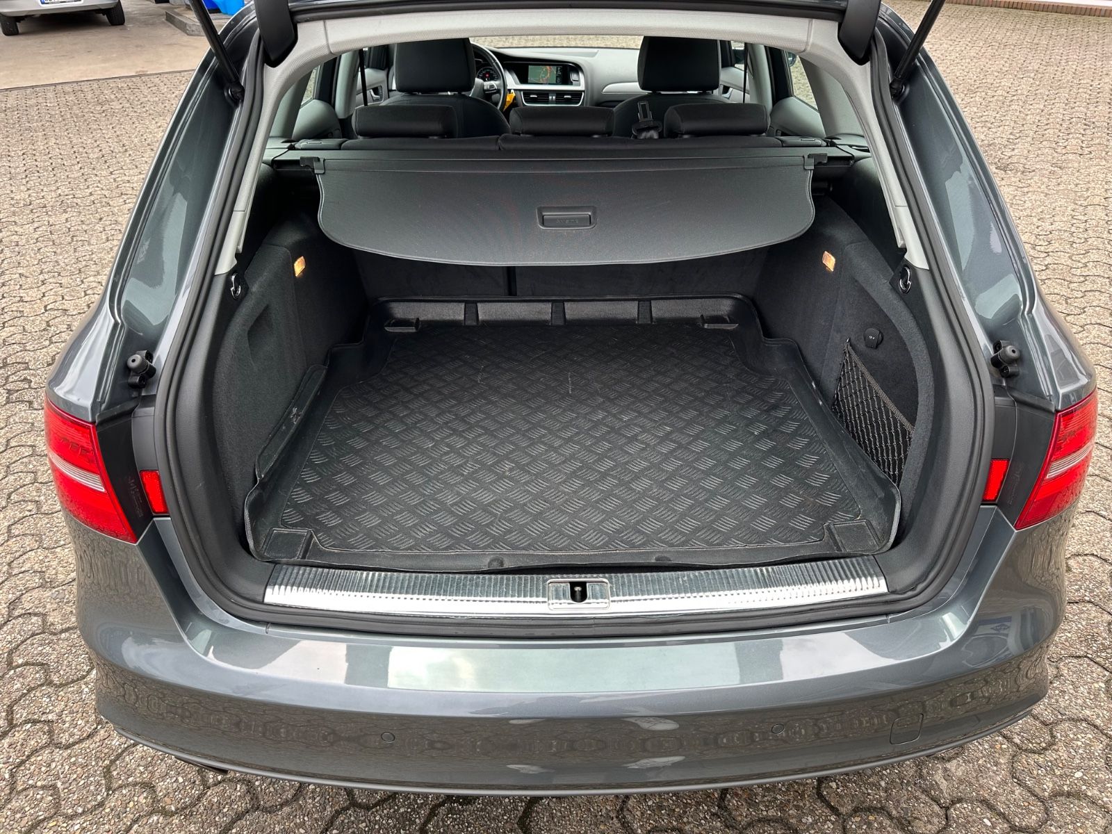 Fahrzeugabbildung Audi A4 Avant 1.8 TFSI S Line AHK/BiXenon/Navi/SHZG