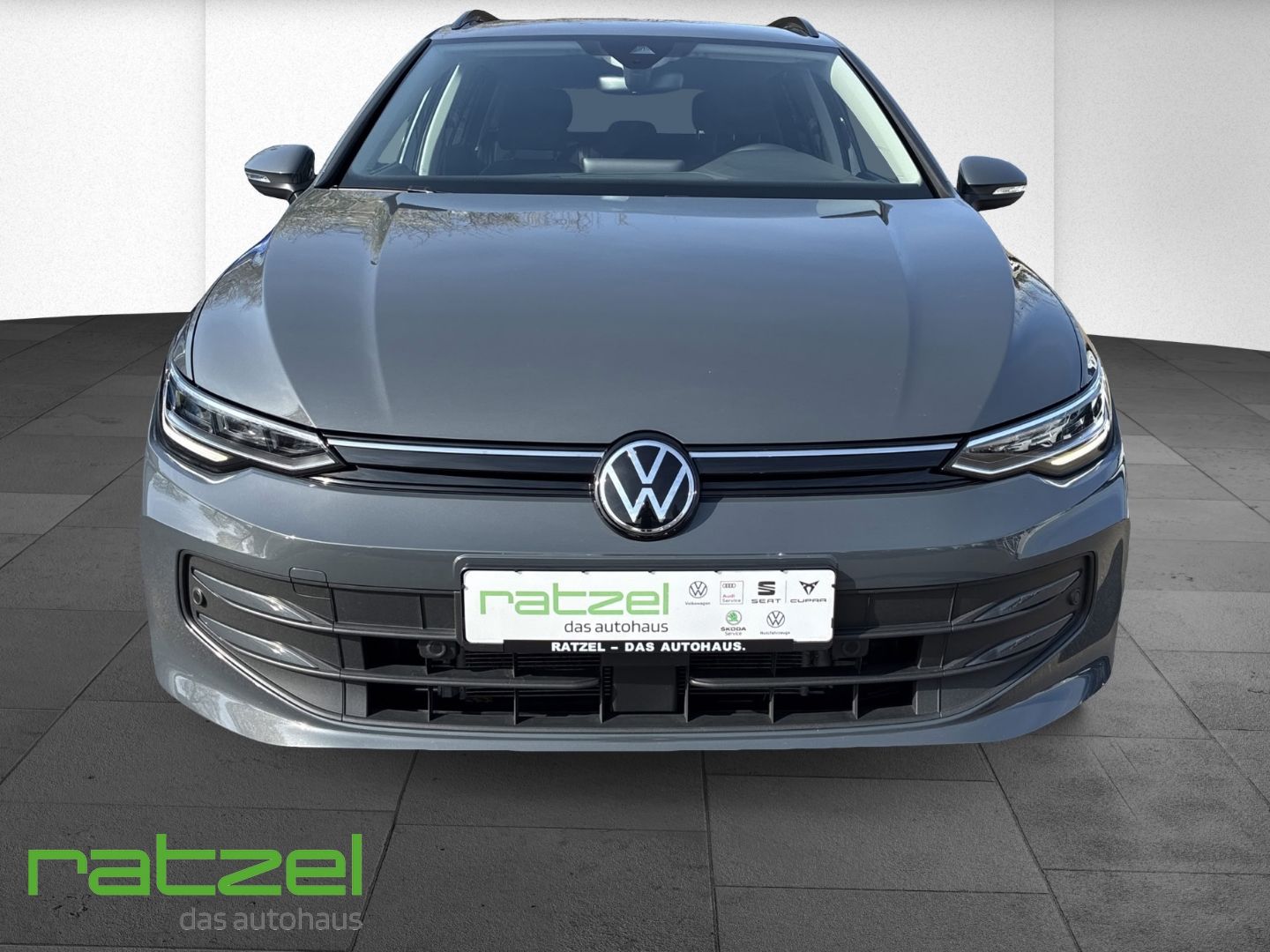 Fahrzeugabbildung Volkswagen Golf Variant 1.5 eTSI DSG Life  LED ACC Apple Ca