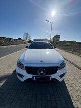 Mercedes-Benz E 200 Autom. - - Mercedes-Benz E 200 mit Benzin-Antrieb: Weiß, Limousine