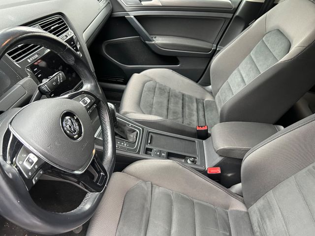 Fahrzeugabbildung Volkswagen Golf VII 1.5 Automatik+Navi+SHZ+Massagesitz+PDC+