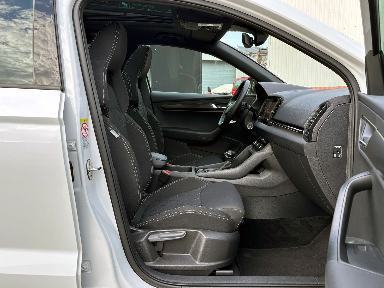 Fahrzeugabbildung SKODA Karoq 1.5TSI DSG SPORTLINE ACC 360° PANO AHK LED