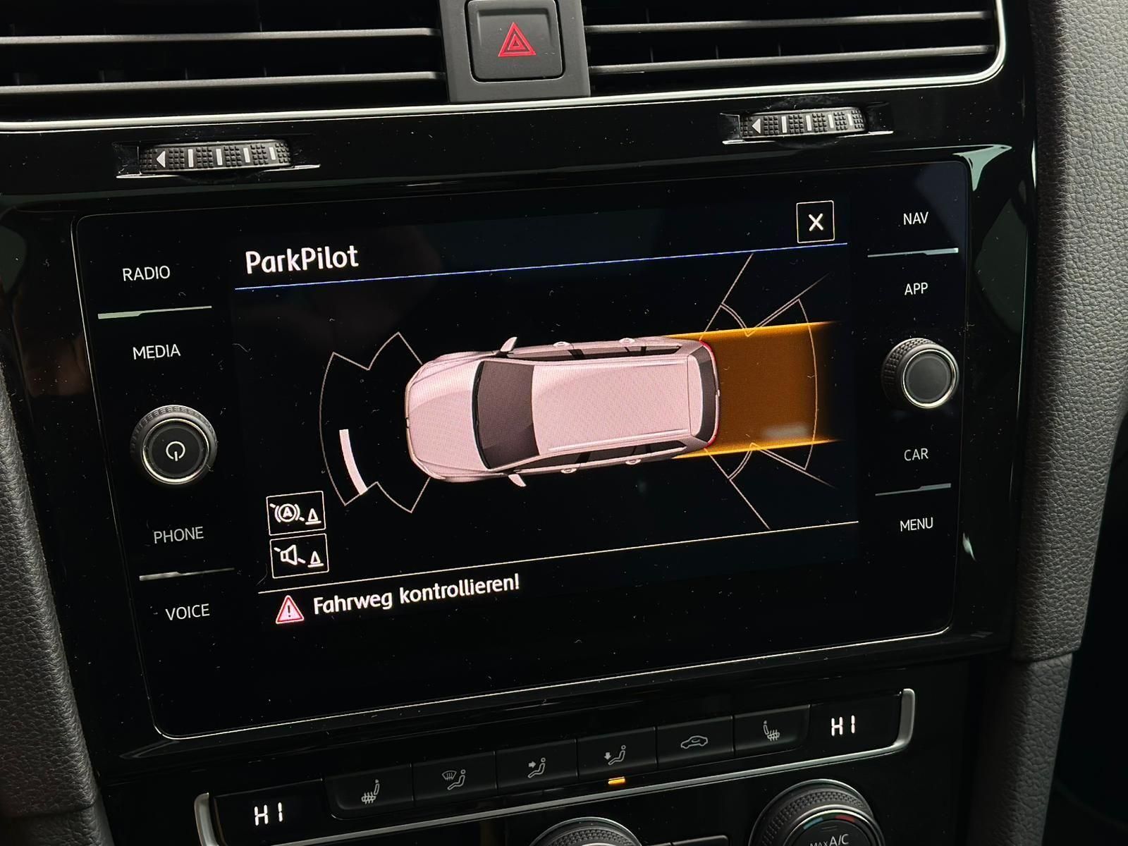 VW Golf R 2.0TSI VARIANT 4M* LED#SHZ#FH#PANO#KEYLES - Image 21