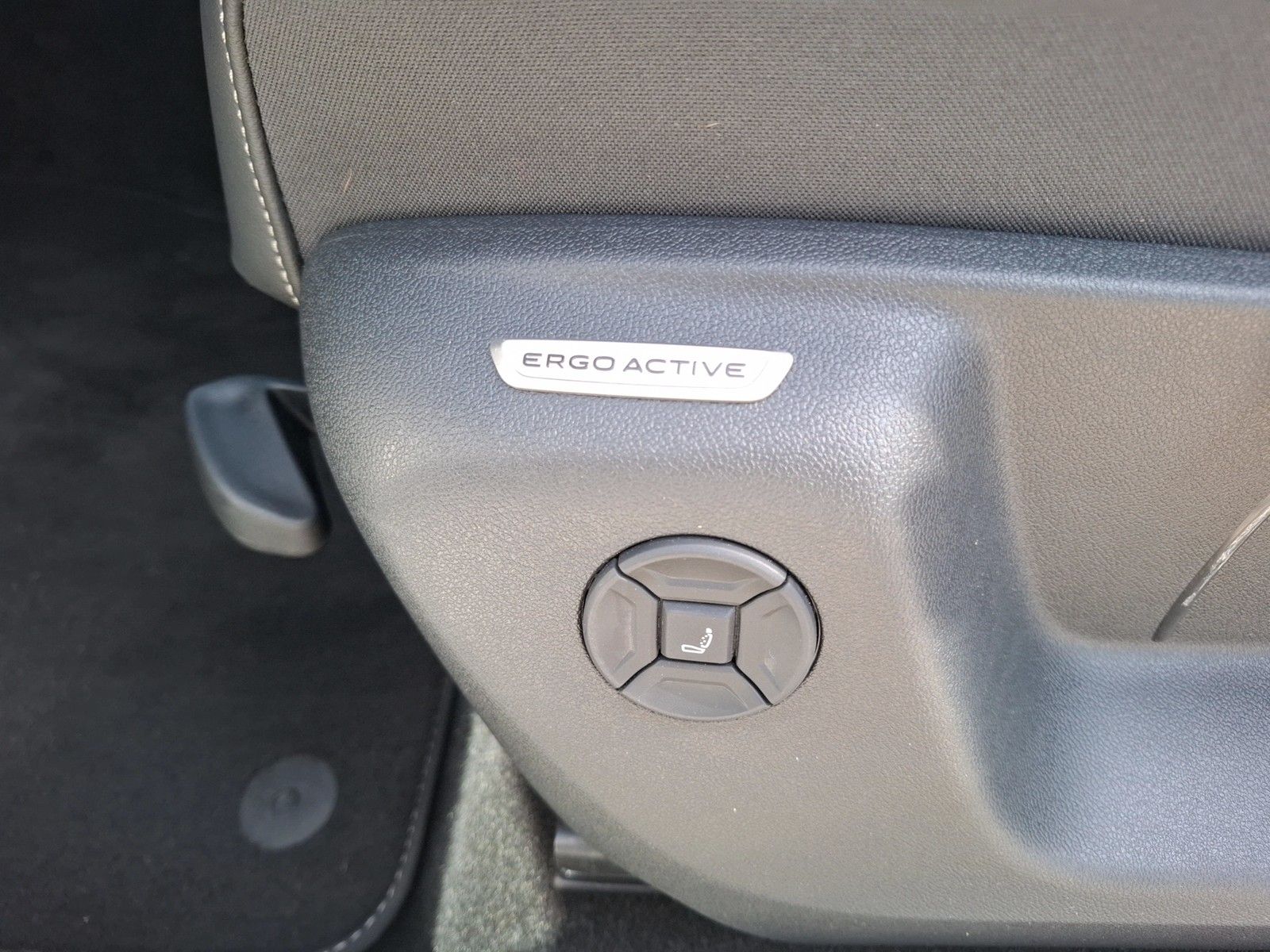 Fahrzeugabbildung Volkswagen Tiguan TDI R-Line DSG LEDplus AHK Navi AID ACC R
