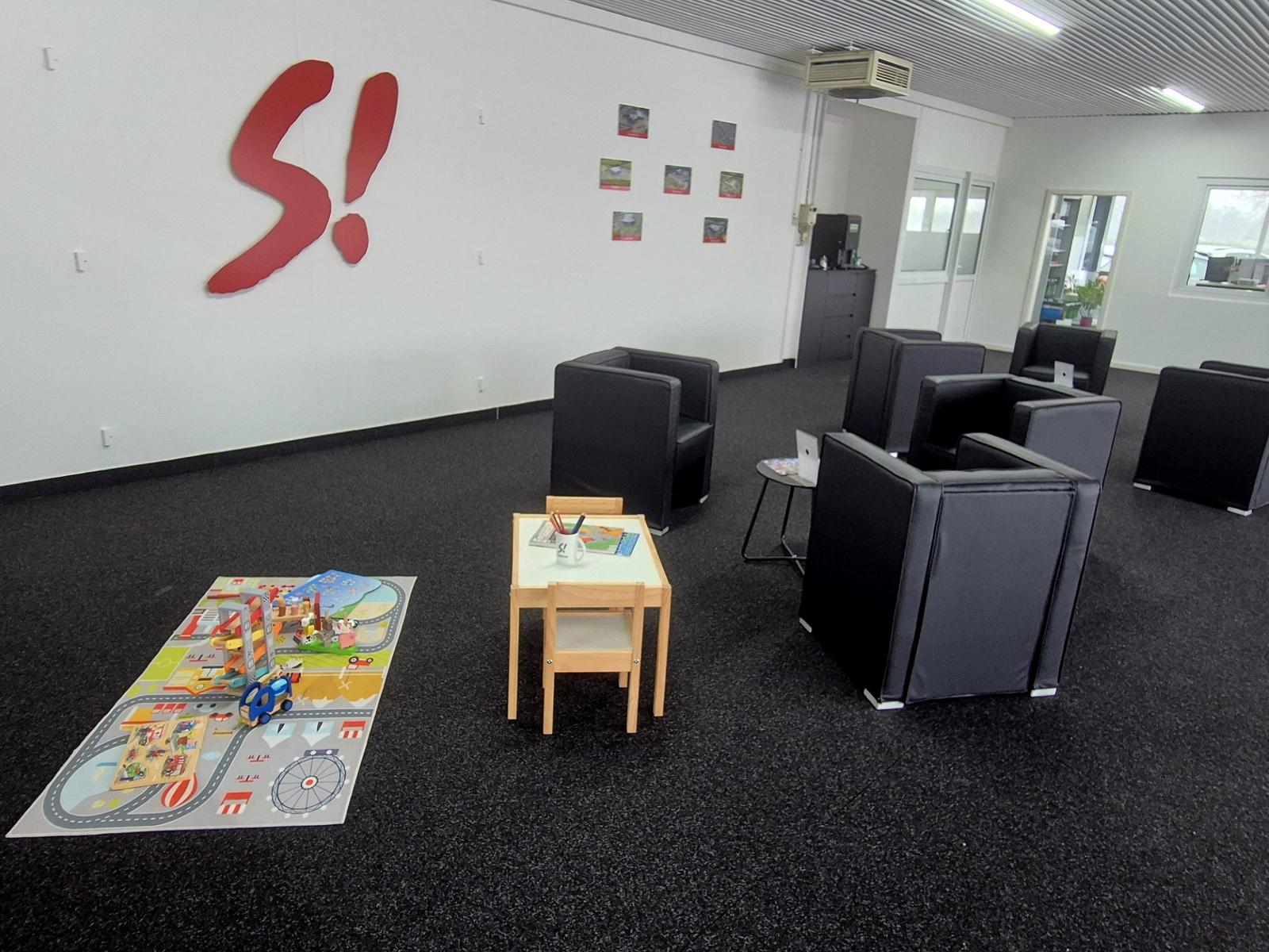 showroom-image-top