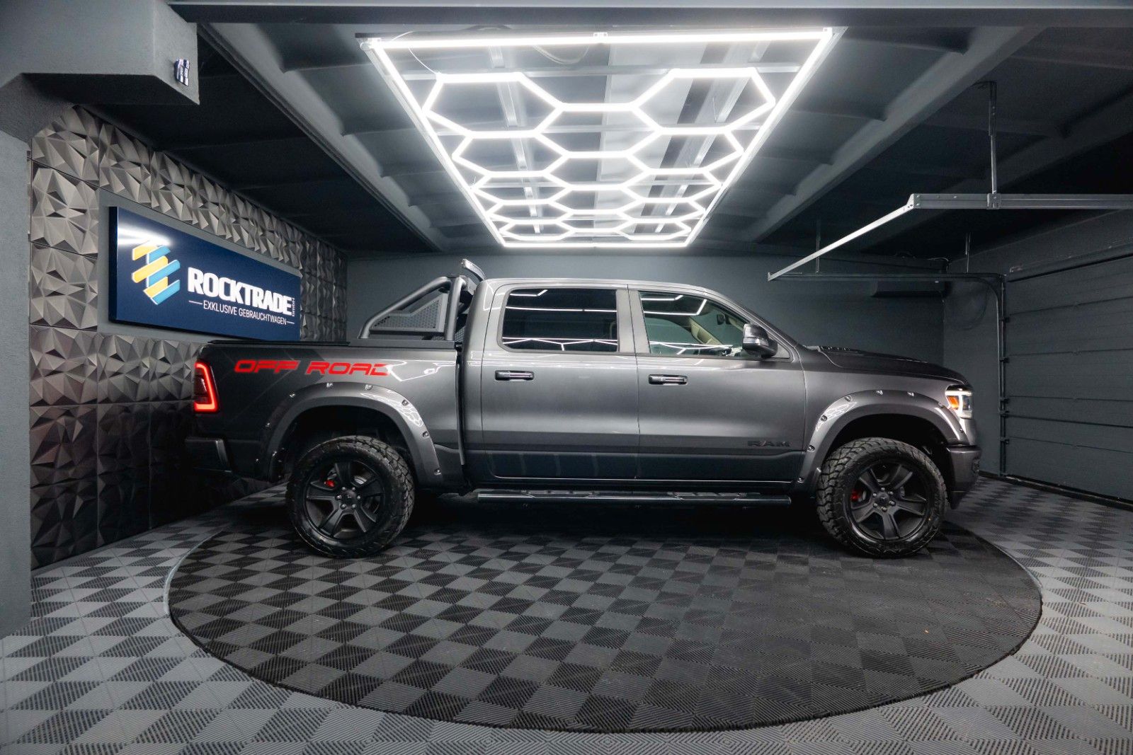 Fahrzeugabbildung Dodge RAM 5.7 V8 HEMI 4x4 OFFROAD NIGHT-Paket LARAMIE