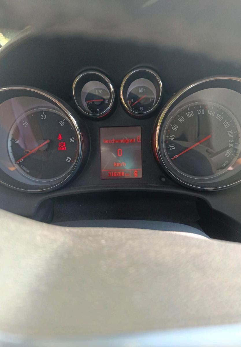 Opel Astra 2012 — photo 6