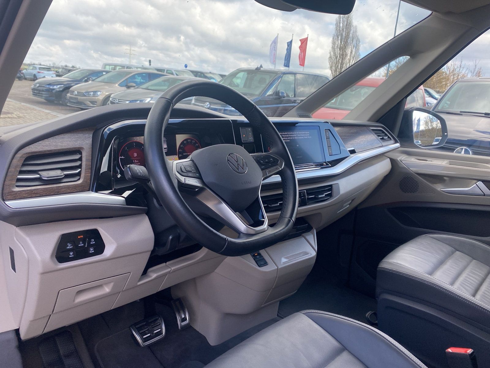 Fahrzeugabbildung Volkswagen T7 Multivan 2.0 TDI DSG Style MATRIX STANDHZG