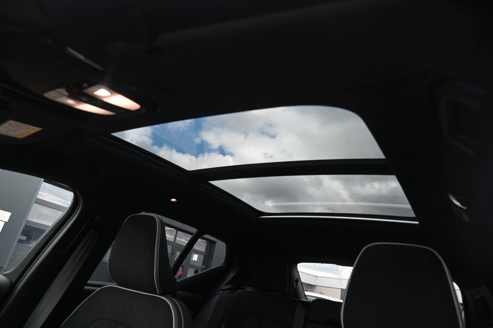 Fahrzeugabbildung Volvo XC40 B4 DKG Ultra Dark*PANO*360°*ACC*AHK