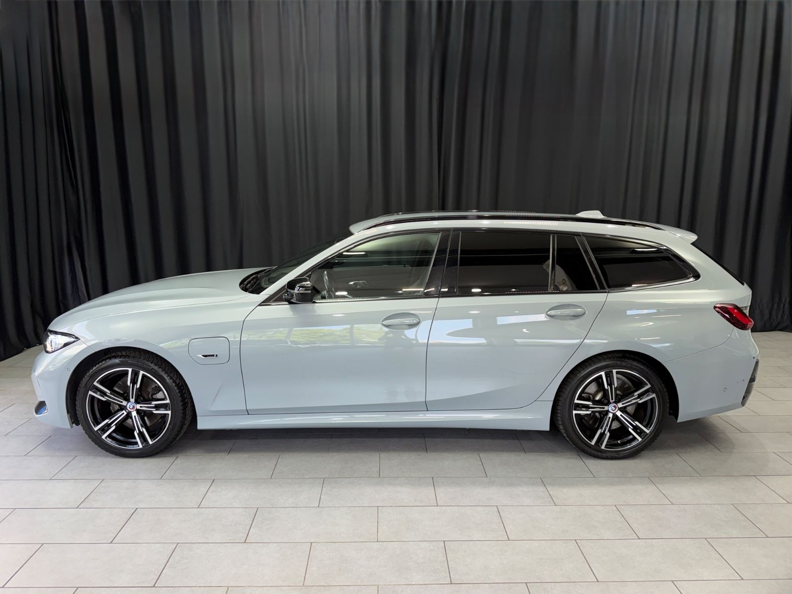 Fahrzeugabbildung BMW 330e Touring M Sport|HEAD-UP|NAVI|HIFI|WIDESCREE