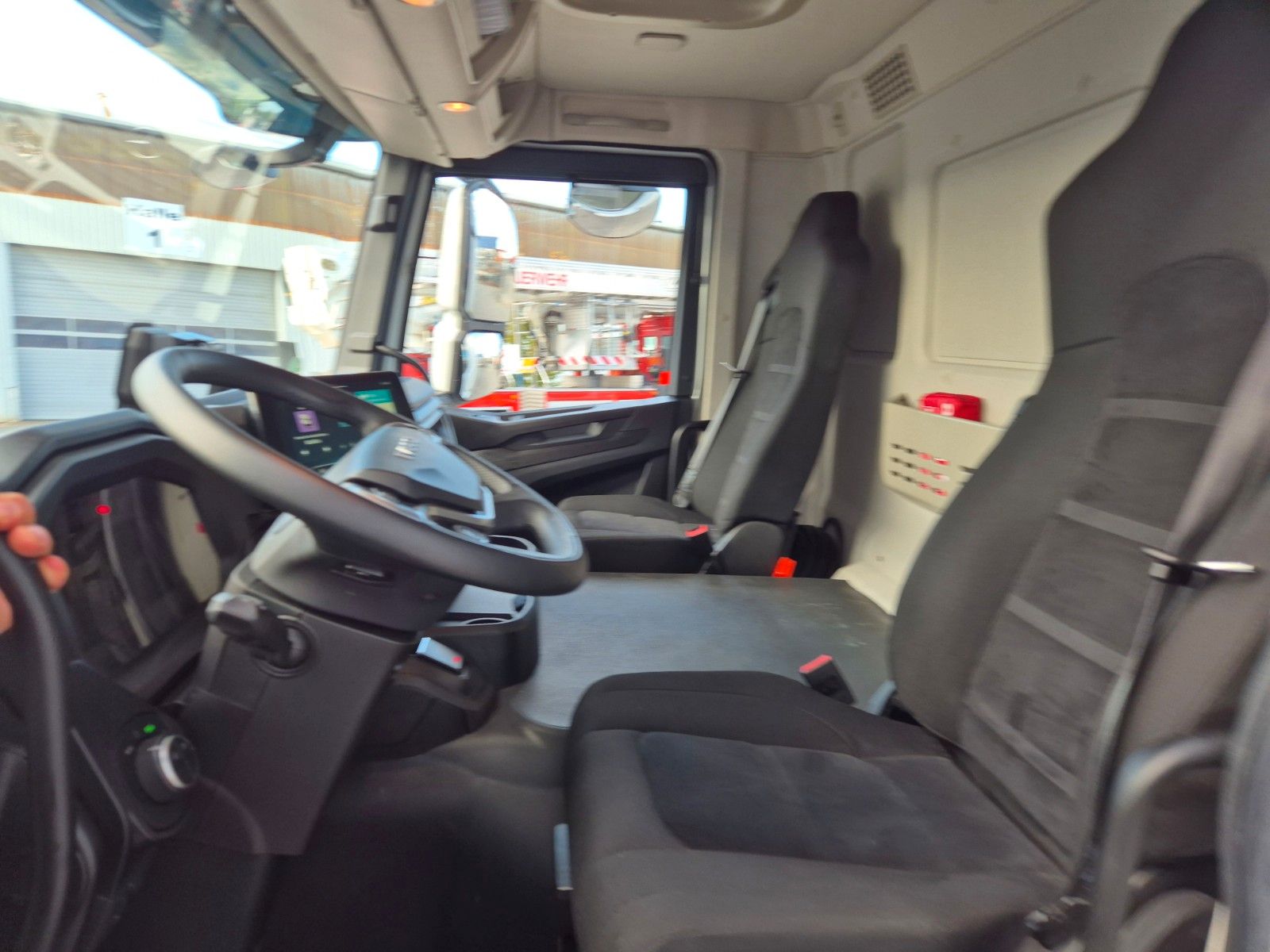 Fahrzeugabbildung Iveco AD190S40/FP Lamberet Mitsubishi LBW Tür AHK