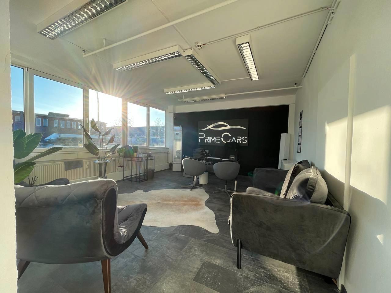showroom-image-top