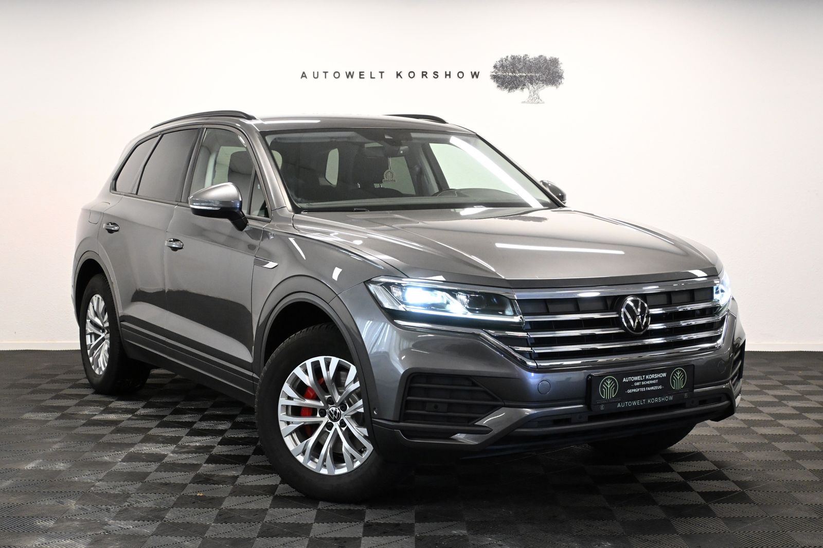 Volkswagen Touareg - 1