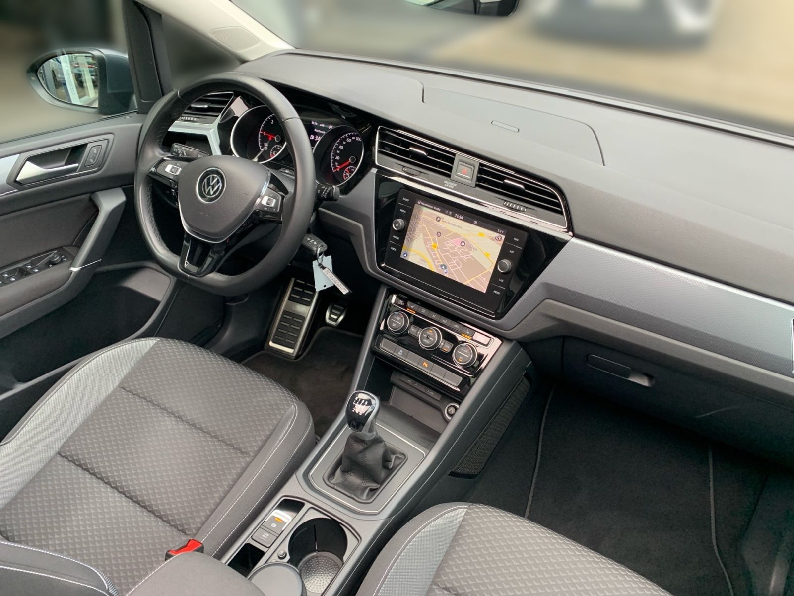 Fahrzeugabbildung Volkswagen Touran 2.0 TDI Active Navi Panorama Dach