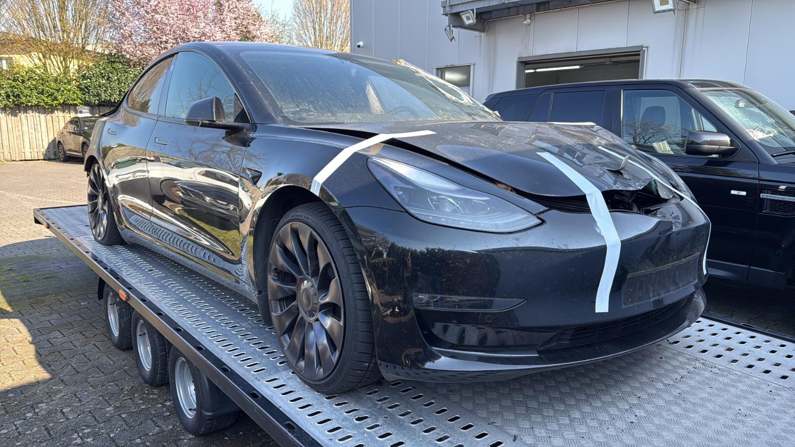 Tesla Model 3 Performance Brandschaden