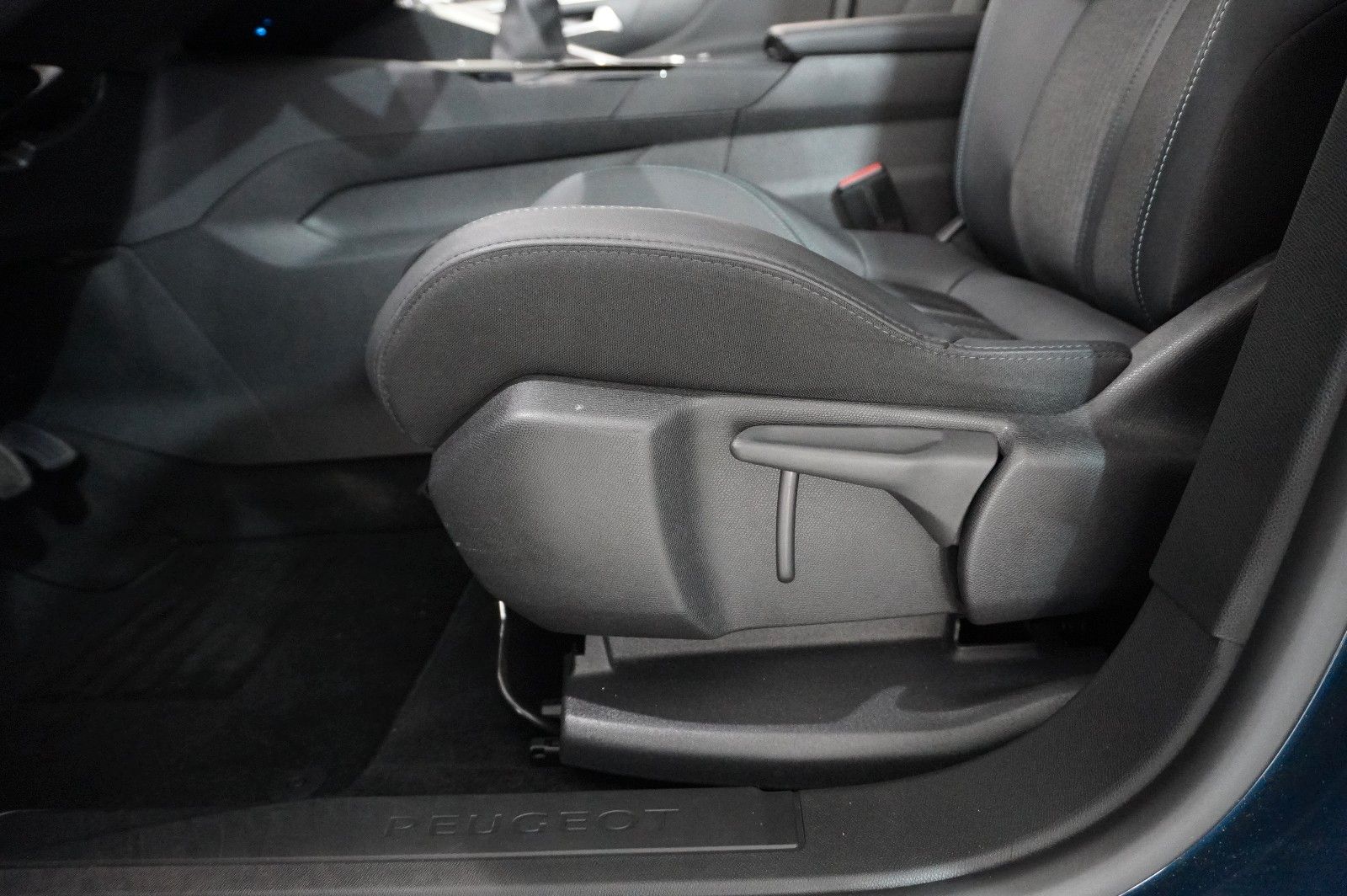Fahrzeugabbildung Peugeot 3008 1.2T ALLURE PACK NAVI/LED/KAMERA/SH/SPORT