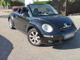 Volkswagen VW Beetle Cabrio mit Pkw Anhänger. - gebrauchte VW Beetle aus dem Jahr 2008