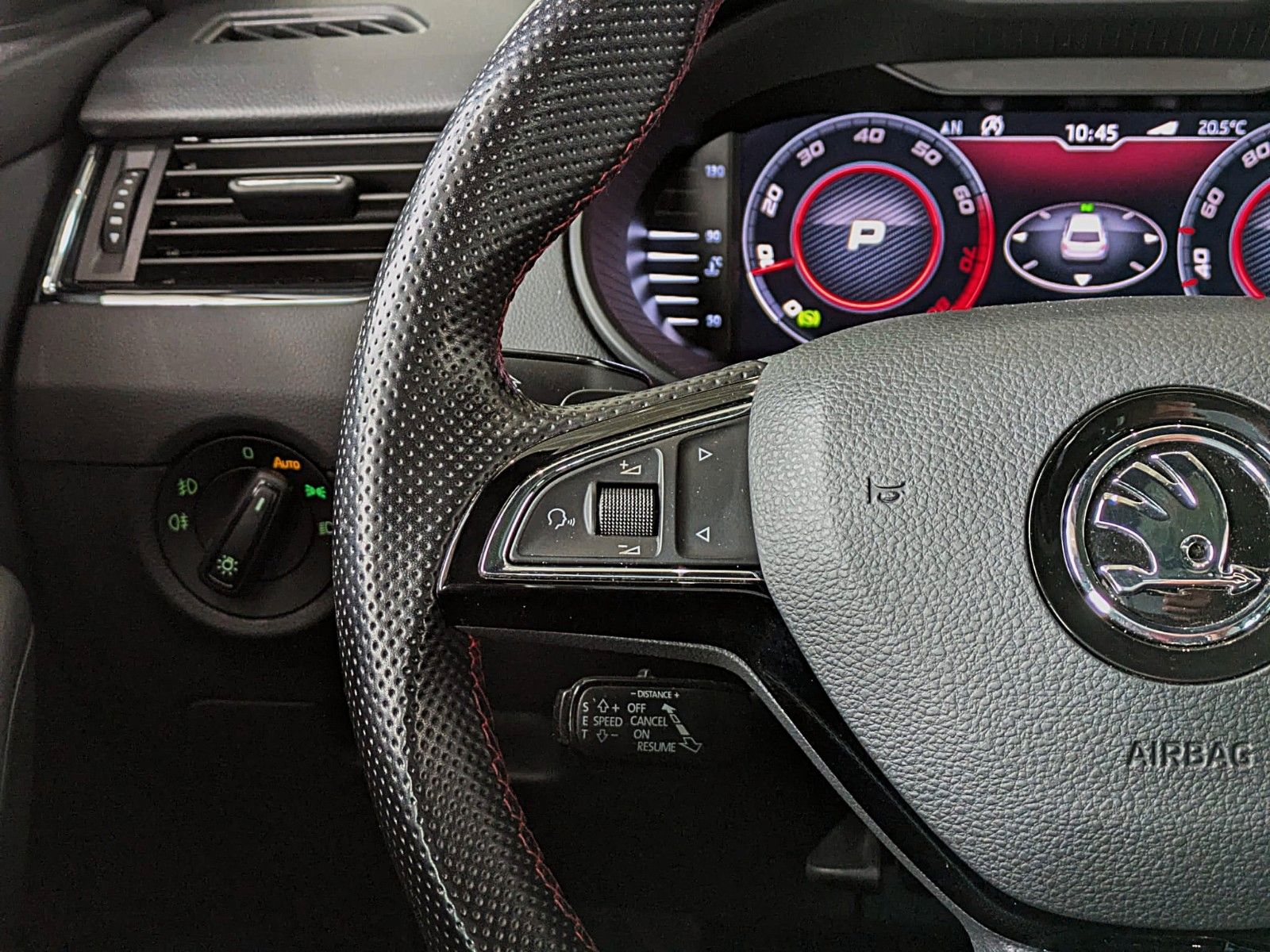 Fahrzeugabbildung SKODA Octavia RS DSG PANO ACC LED VIRTUAL CAM CARPLAY