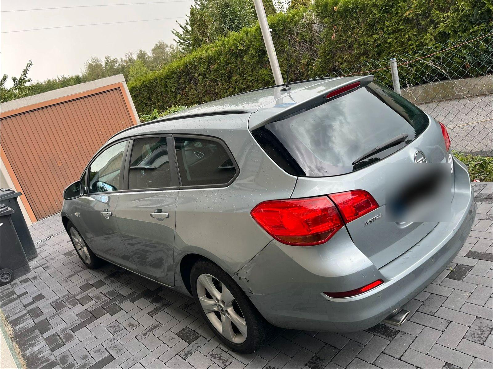 Opel Astra 2011 — interior