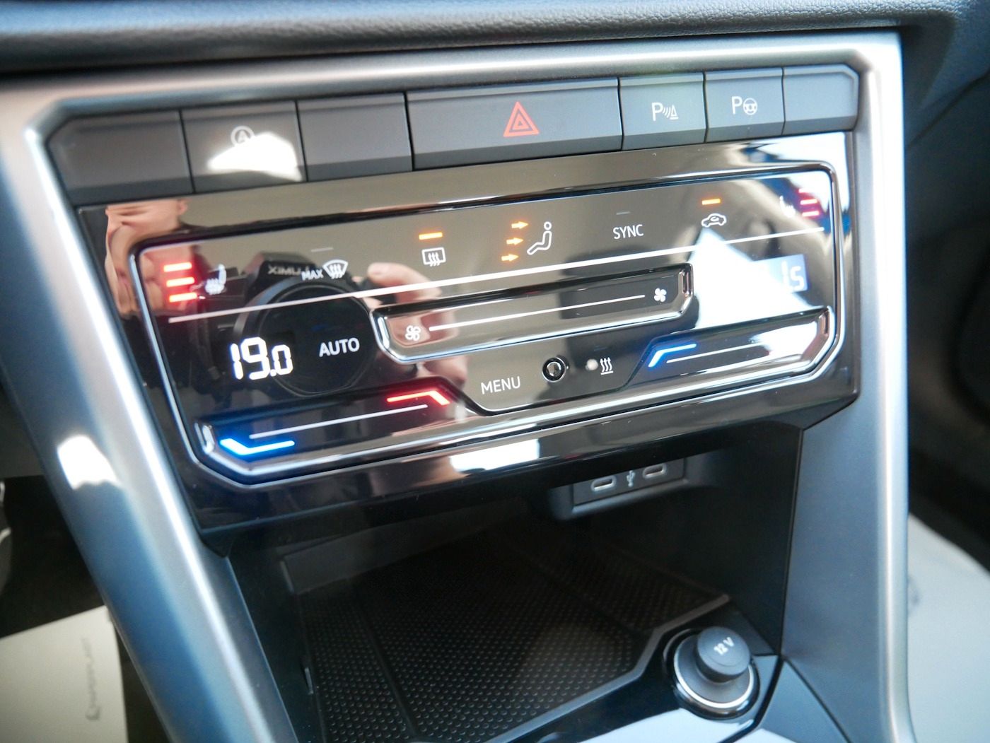 Fahrzeugabbildung Volkswagen T-Roc 1.5 Life NEU40T Standheiz SHZ LED Klimaaut