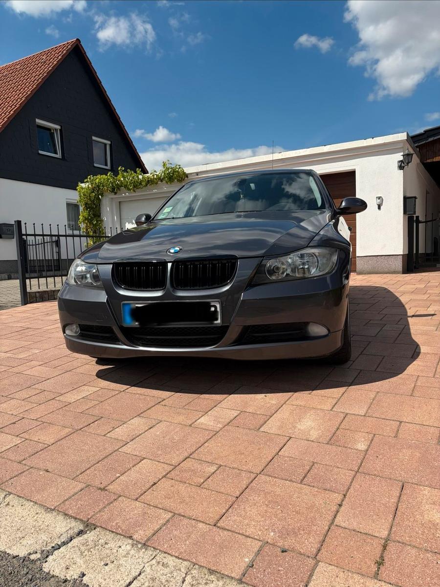 BMW 320 2006 — rear view
