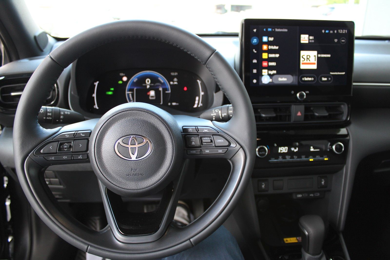Fahrzeugabbildung Toyota Yaris Cross Hybrid Teamplayer+Winter+Safety