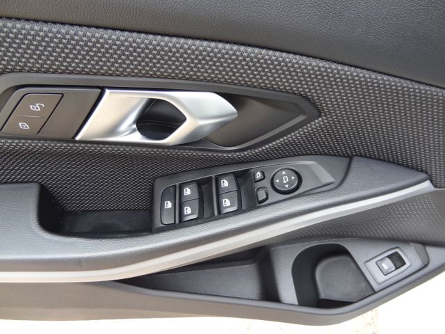 Fahrzeugabbildung BMW 318d/1.Hd/Curved/Navi/AHK/150PS/LED/115TKM/