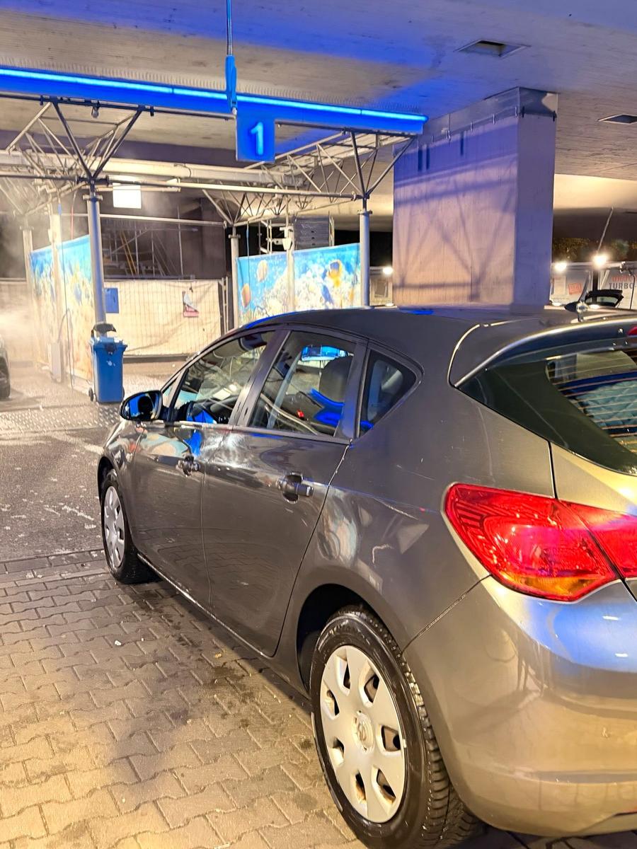 Opel Astra 2011 — engine