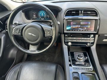 Jaguar F-Pace - 12