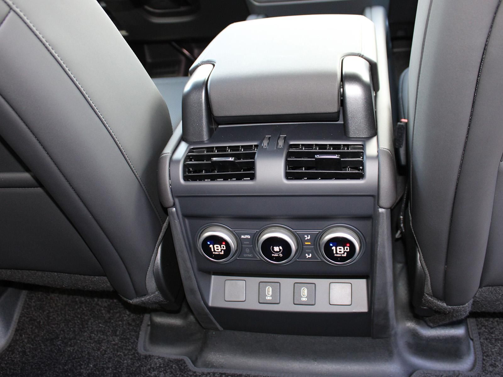 Fahrzeugabbildung Land Rover Land Rover Defender 130 D350 X-Dynamic SE